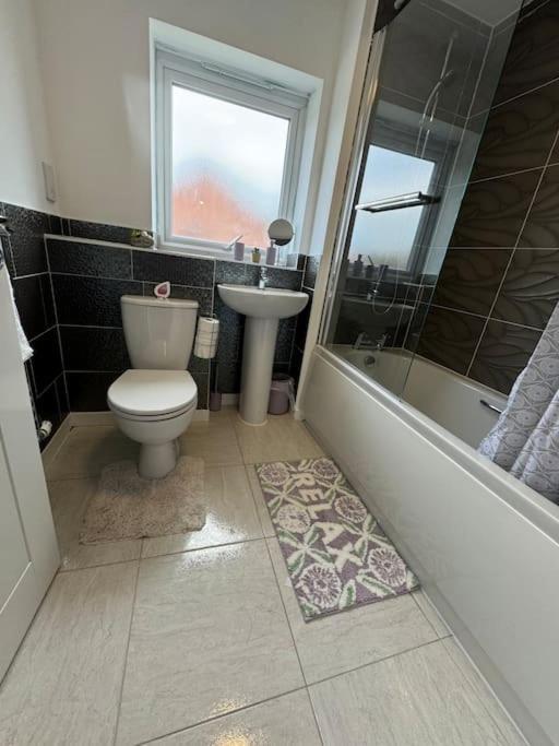 Casa de férias New Large Townhouse 3 Bedrooms 4 Beds And Parking Manchester