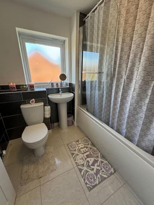 Casa de férias New Large Townhouse 3 Bedrooms 4 Beds And Parking Manchester