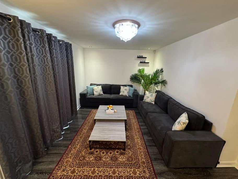 New Large Townhouse 3 Bedrooms 4 Beds And Parking Casa de férias