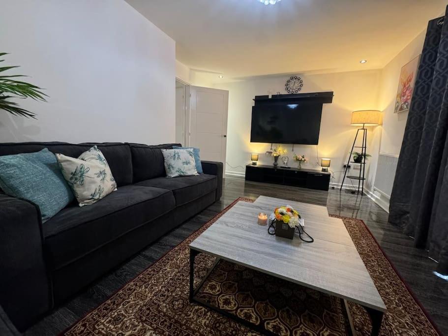 Casa de férias New Large Townhouse 3 Bedrooms 4 Beds And Parking