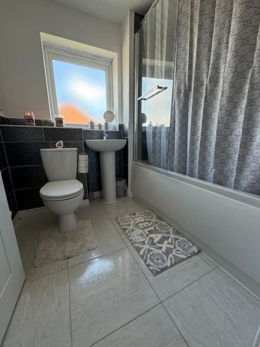 New Large Townhouse 3 Bedrooms 4 Beds And Parking Casa de férias *