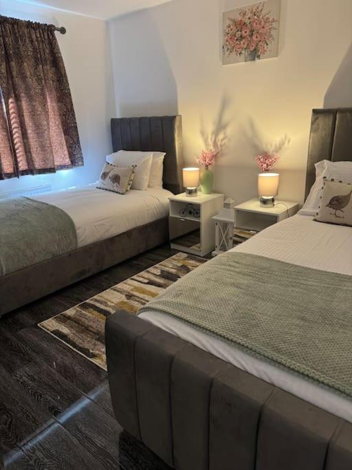 Casa de férias New Large Townhouse 3 Bedrooms 4 Beds And Parking *