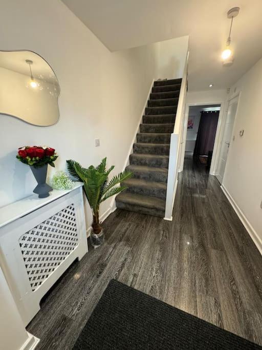 New Large Townhouse 3 Bedrooms 4 Beds And Parking Casa de férias Manchester