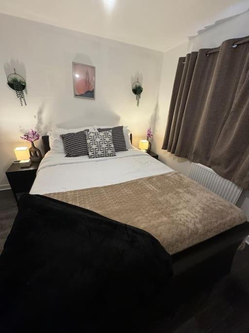 Casa de férias New Large Townhouse 3 Bedrooms 4 Beds And Parking *