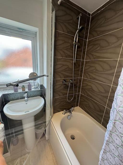 Casa de férias New Large Townhouse 3 Bedrooms 4 Beds And Parking Manchester