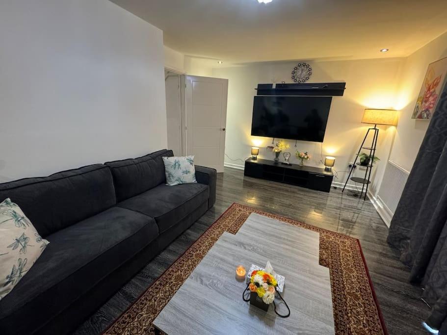 Casa de férias New Large Townhouse 3 Bedrooms 4 Beds And Parking *