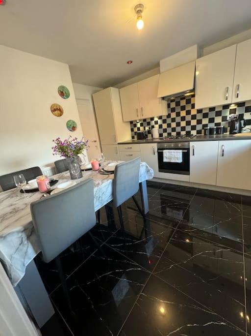 New Large Townhouse 3 Bedrooms 4 Beds And Parking Casa de férias Manchester