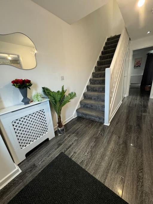 Casa de férias New Large Townhouse 3 Bedrooms 4 Beds And Parking