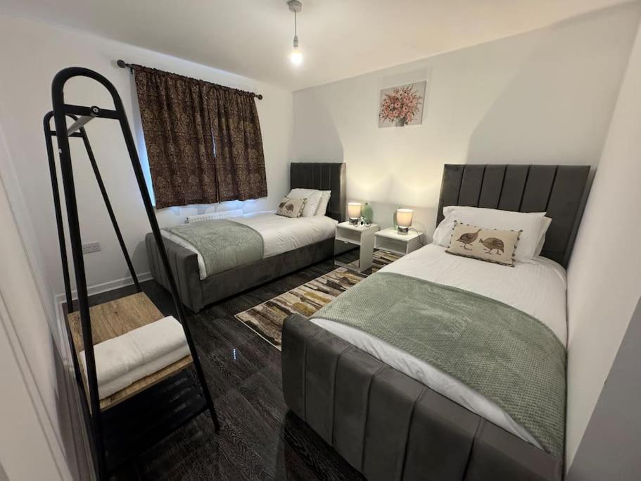 Casa de férias New Large Townhouse 3 Bedrooms 4 Beds And Parking *