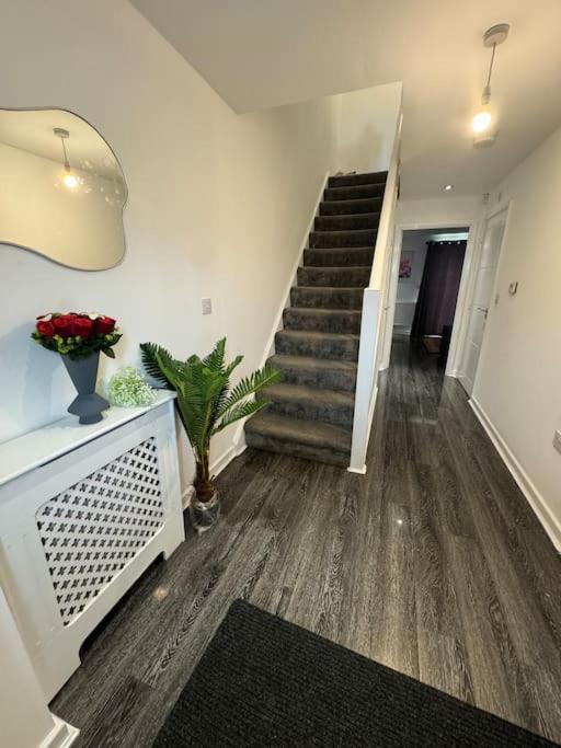 Casa de férias New Large Townhouse 3 Bedrooms 4 Beds And Parking *